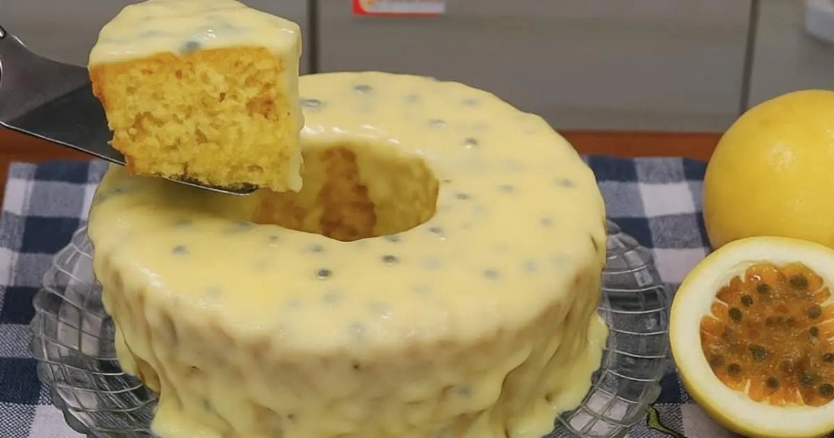 Bolo fofinho com mousse de maracujá por cima. Refrescante e fácil de fazer....