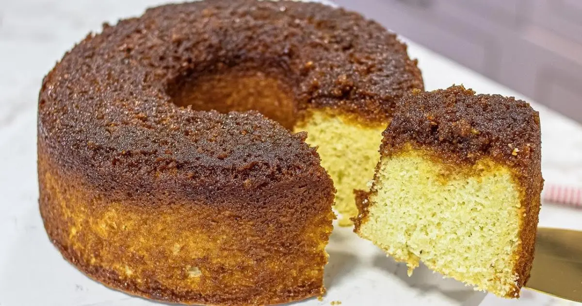 Bolo caramelizado simples, molhadinho e perfeito com um cafezinho....