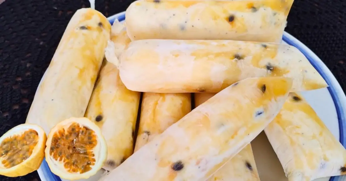 Chup-chup cremoso de maracujá com calda especial e sabor marcante....