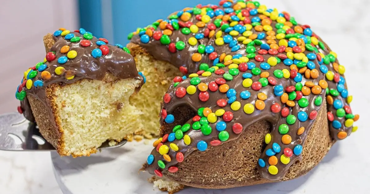 Bolo de iogurte fofinho com cobertura de brigadeiro e confetes....