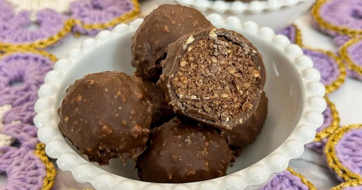 Bombom tipo Ferrero Rocher fácil, sem forno e com poucos ingredientes....