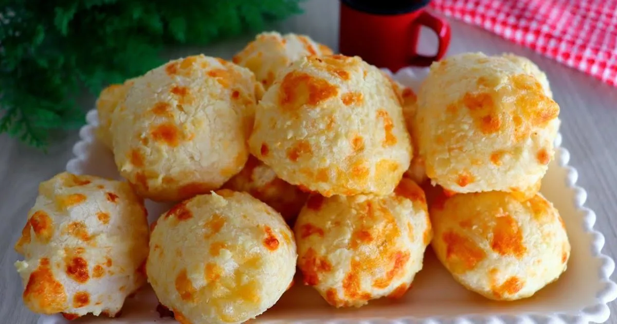 Pão de queijo sem sovar, assado e bem douradinho...