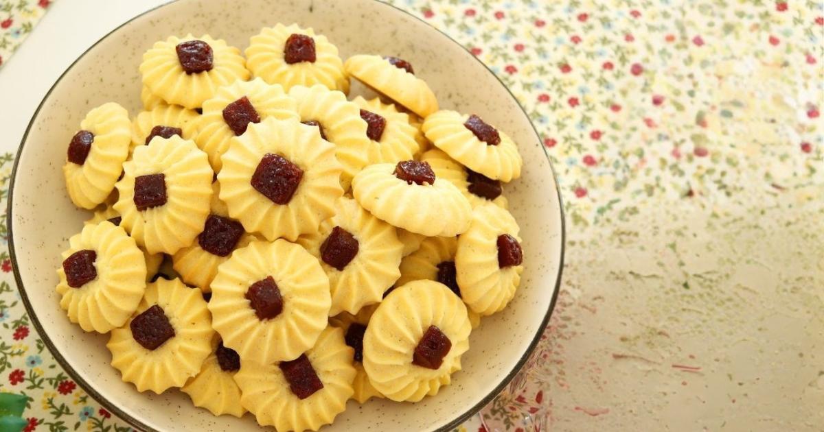 Receita simples de biscoitinhos amanteigados de fubá com goiabada....