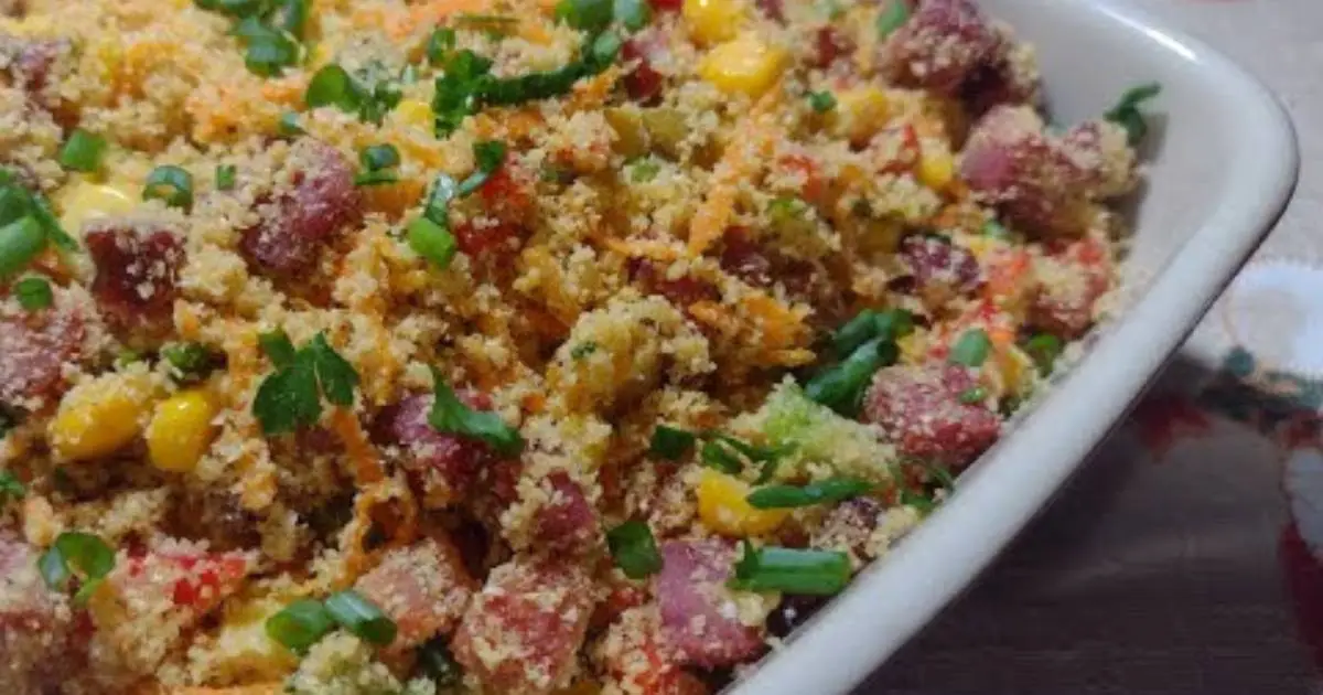Farofa colorida com bacon para churrasco é uma receita deliciosa, úmida e perfeita para acompanhar...
