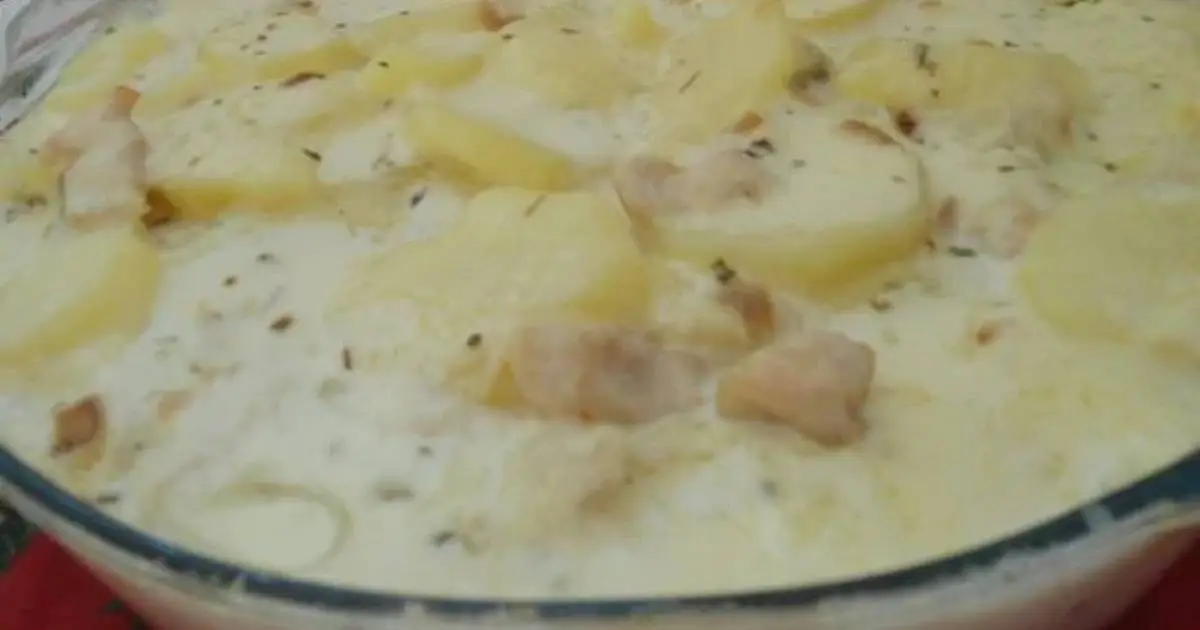 Aprenda a fazer Frango Cremoso com Batata e Mussarela, uma receita prática e deliciosa perfeita...