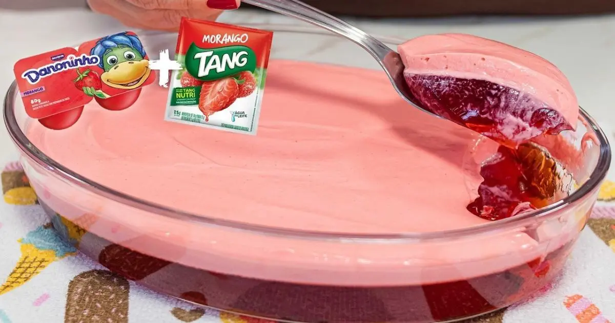 Sobremesa gelada com gelatina e mousse de morango no liquidificador....