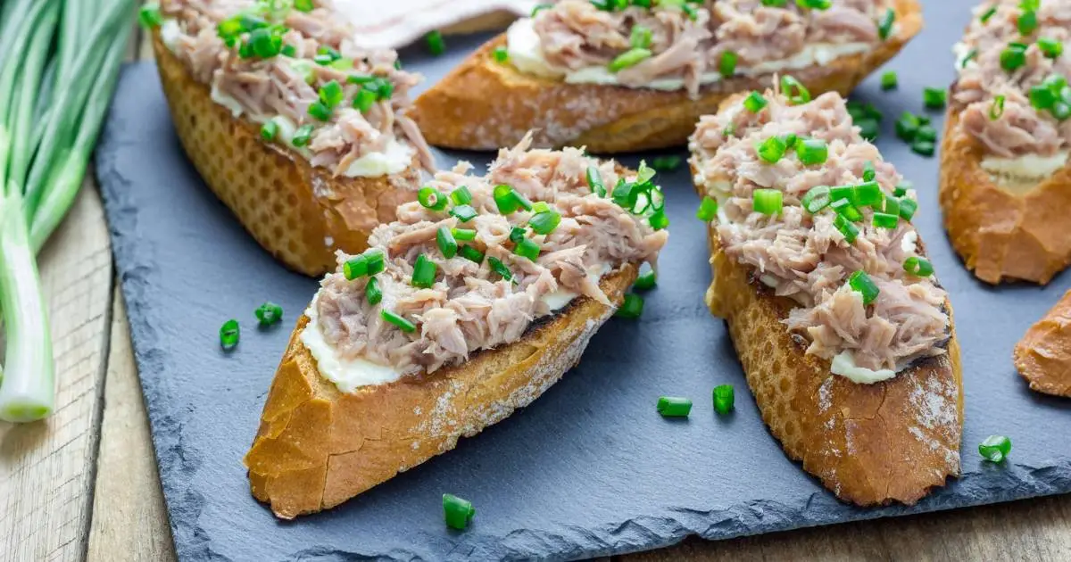 Lanche de Atum no Pão Amanhecido Crocante é rápido, nutritivo e ótimo para um café...