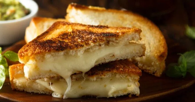 Lanche: Lanche de Pão de Forma com Crosta de Queijo Crocante