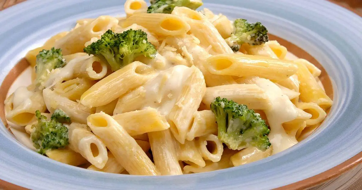 Macarrão ao Molho Branco com Brócolis e Lombinho é uma receita rápida, prática e cheia...