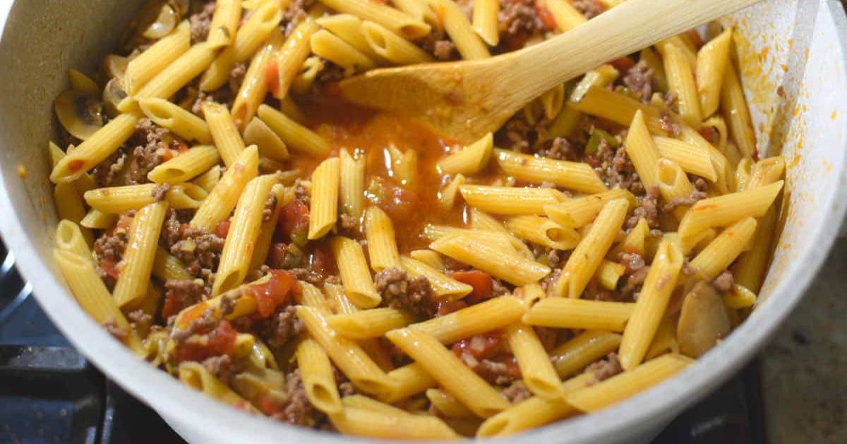 Macarrão com Carne Moída Cremoso na Panela é uma receita rápida, prática e deliciosa que...