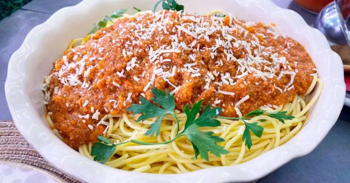 Macarrão de Domingo com Molho Caseiro Perfeito traz frango dourado e molho rústico com tomate...