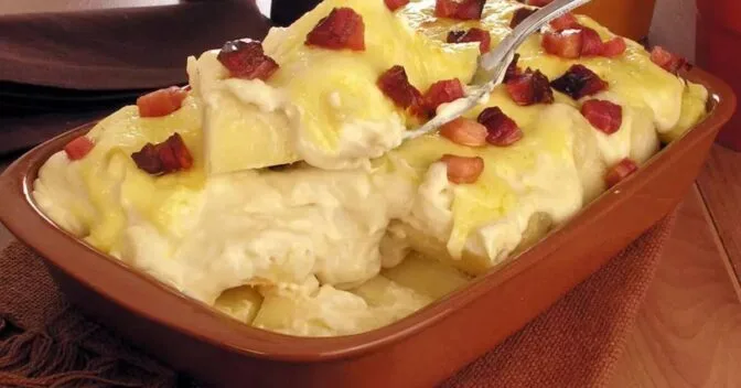 Especiais: Mandioca Gratinada com Creme de Bacon e Queijo