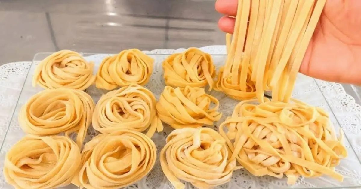 Massa de Macarrão Caseira com Apenas Dois Ingredientes é prática, econômica e perfeita para qualquer...