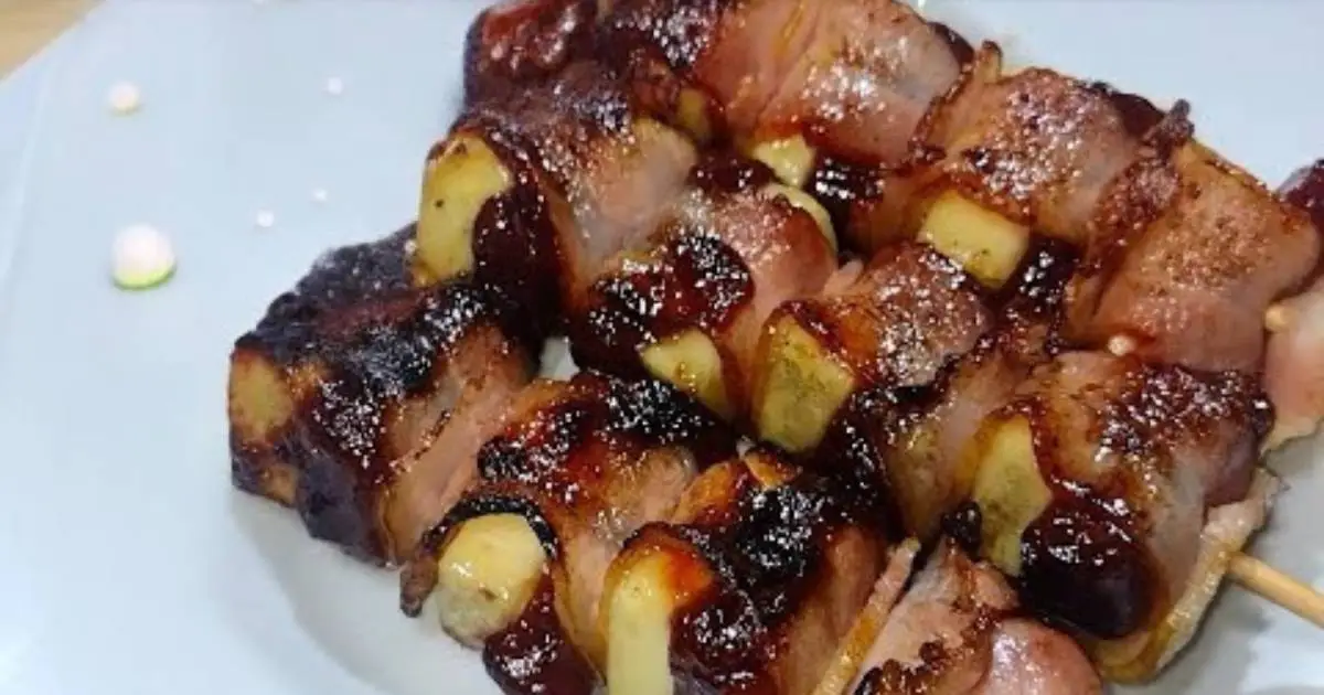O Medalhão Romeu e Julieta com Bacon Delicioso é um espetinho agridoce feito com queijo,...