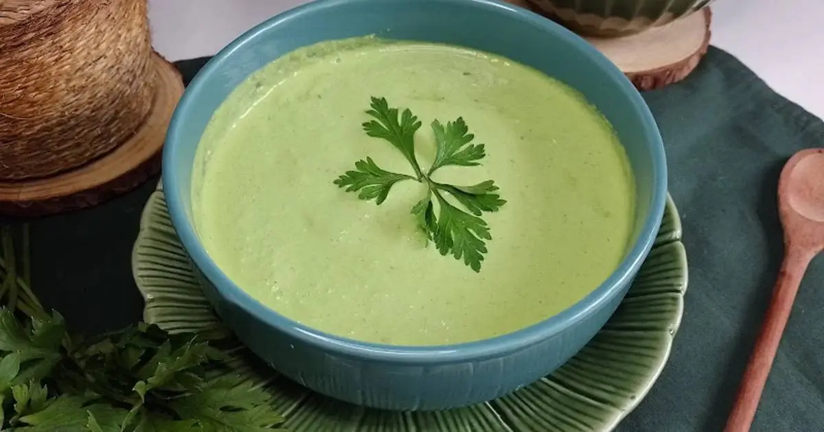 Molho Verde Caseiro com alho e cheiro-verde, ideal para churrasco, lanches ou saladas, fácil ,...