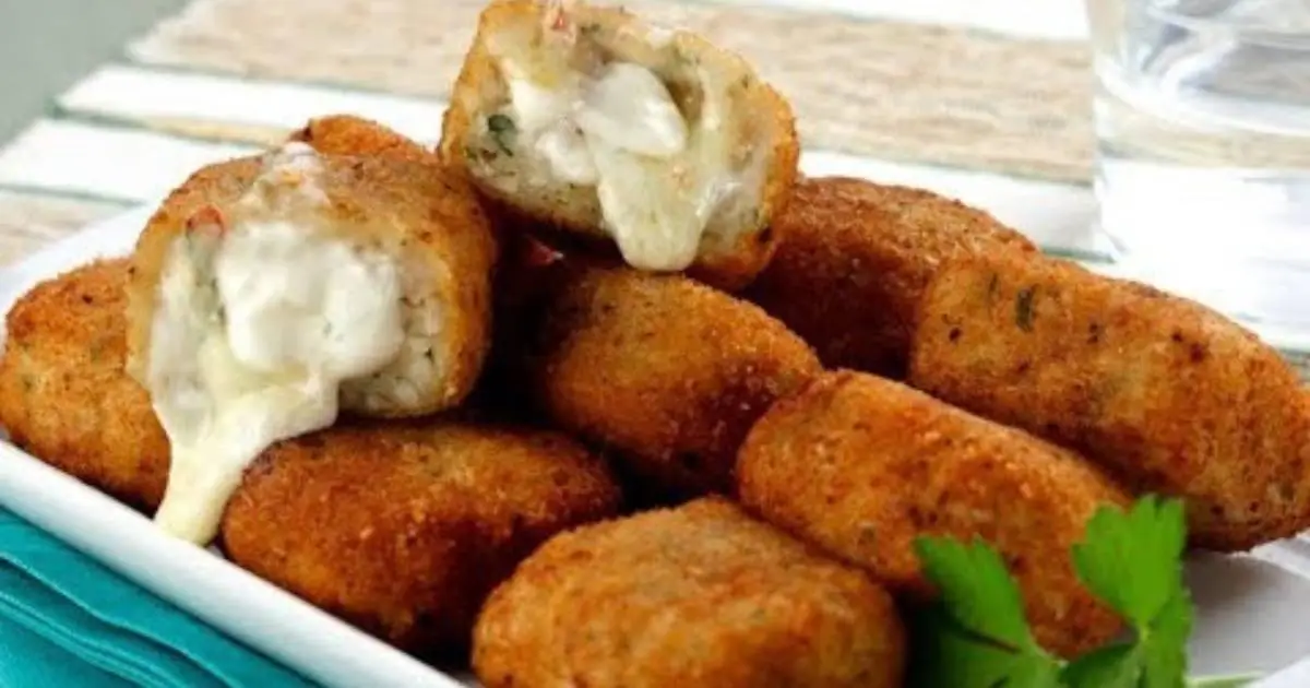 Nuggets Caseiros com Frango e Queijo Derretido são fáceis de fazer, saudáveis e deliciosos para...