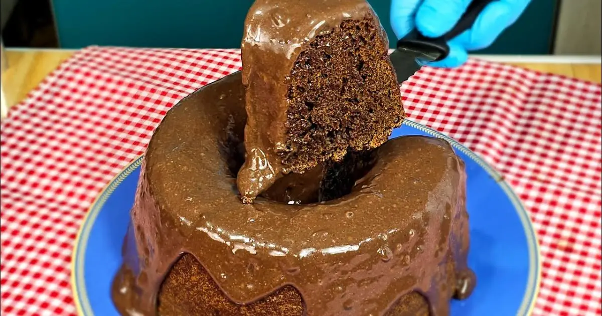 Receita simples e cheirosa de bolo pão de mel fofinho com café quente....