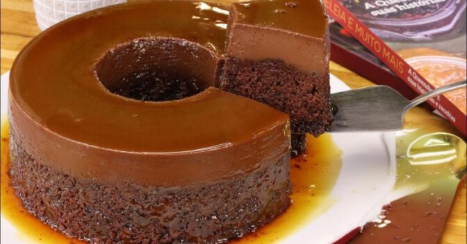 Bolos: O Bolo Pudim de Chocolate que Se Separa Sozinho no Forno