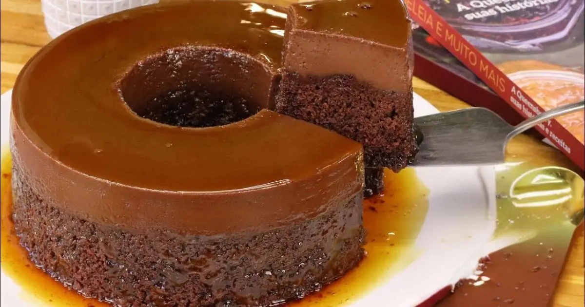 Sobremesa com duas camadas: bolo fofo e pudim cremoso de chocolate....