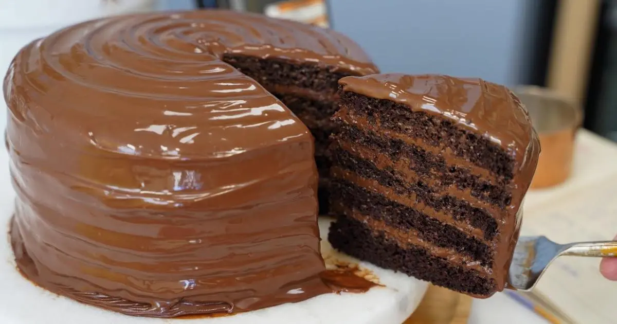 Receita do famoso bolo de chocolate da Matilda, super molhadinho e cheio de sabor....