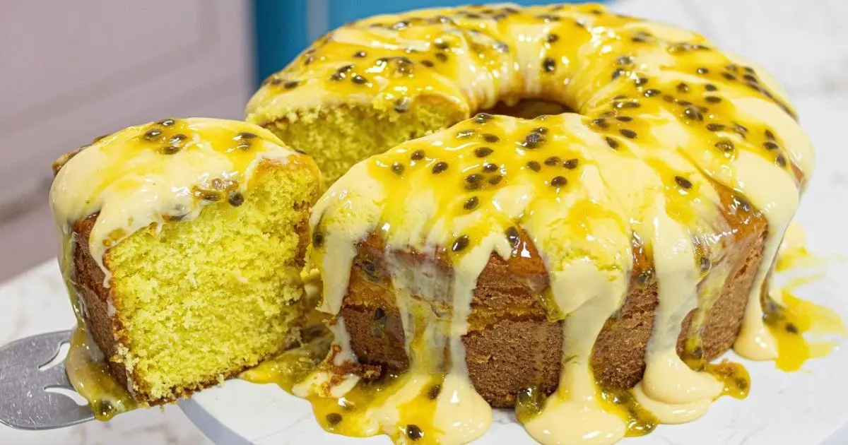 Bolo de maracujá com creme e geleia, fofinho e super refrescante....