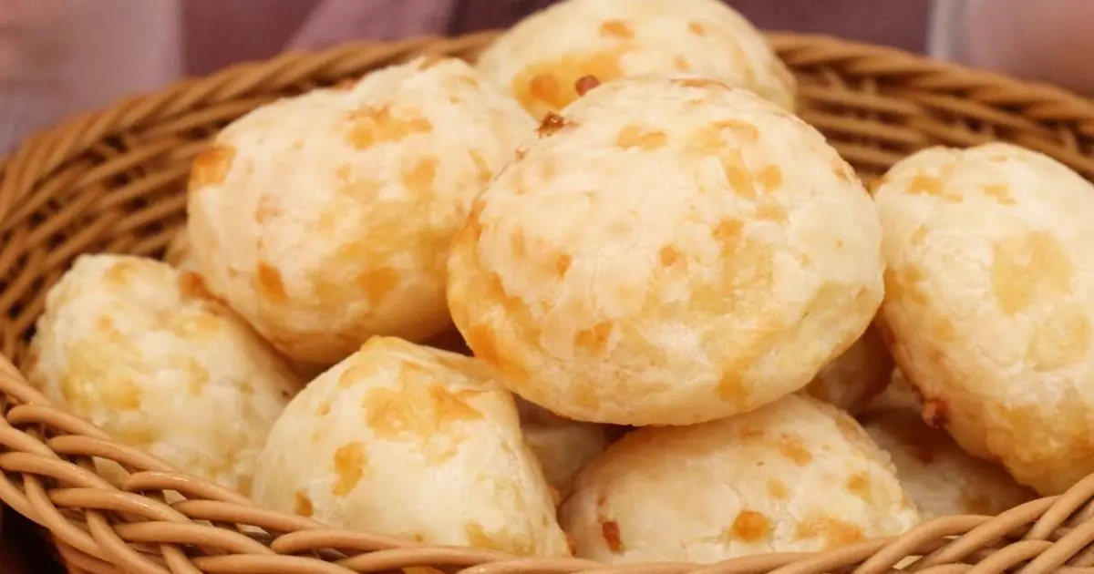 Pão de queijo mineiro sem ovo, crocante por fora e macio por dentro....