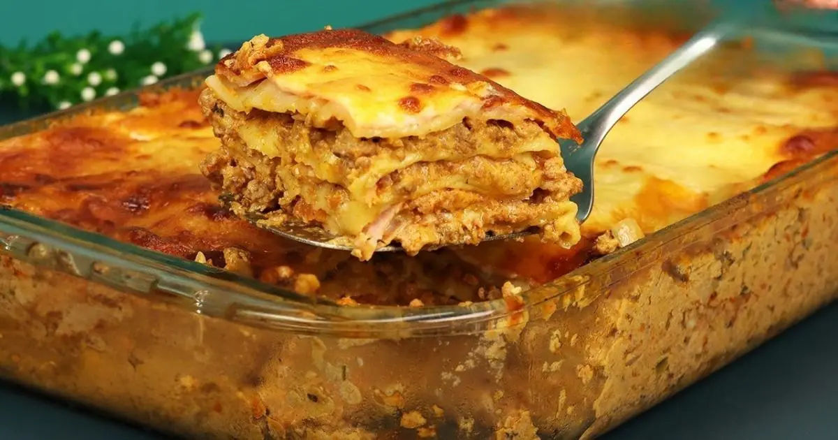 Receita de lasanha com molho cremoso ideal para um almoço especial....