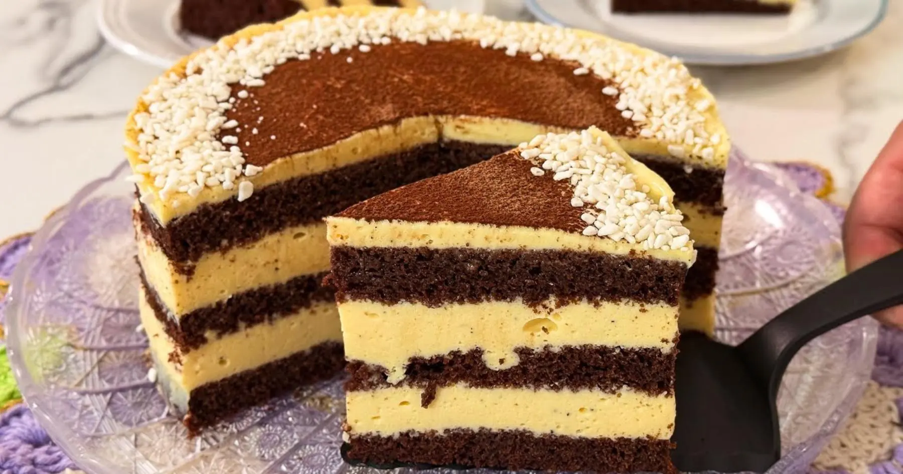 Bolo molhadinho com mousse firme e sabor equilibrado de maracujá....