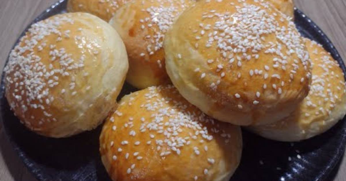 O pão de hambúrguer caseiro fofinho com gergelim é perfeito para lanches. Aprenda a fazer...