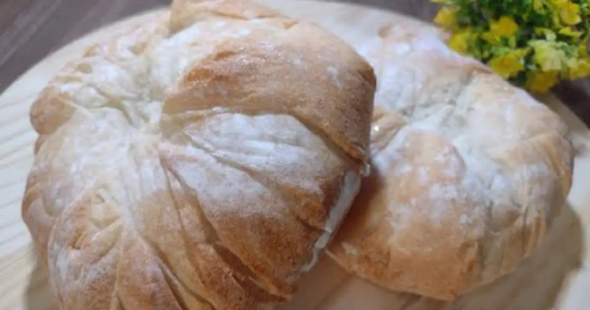 Pão Caseiro Macio Crocante com Segredo usa celofane para assar, deixando a casca perfeita e...