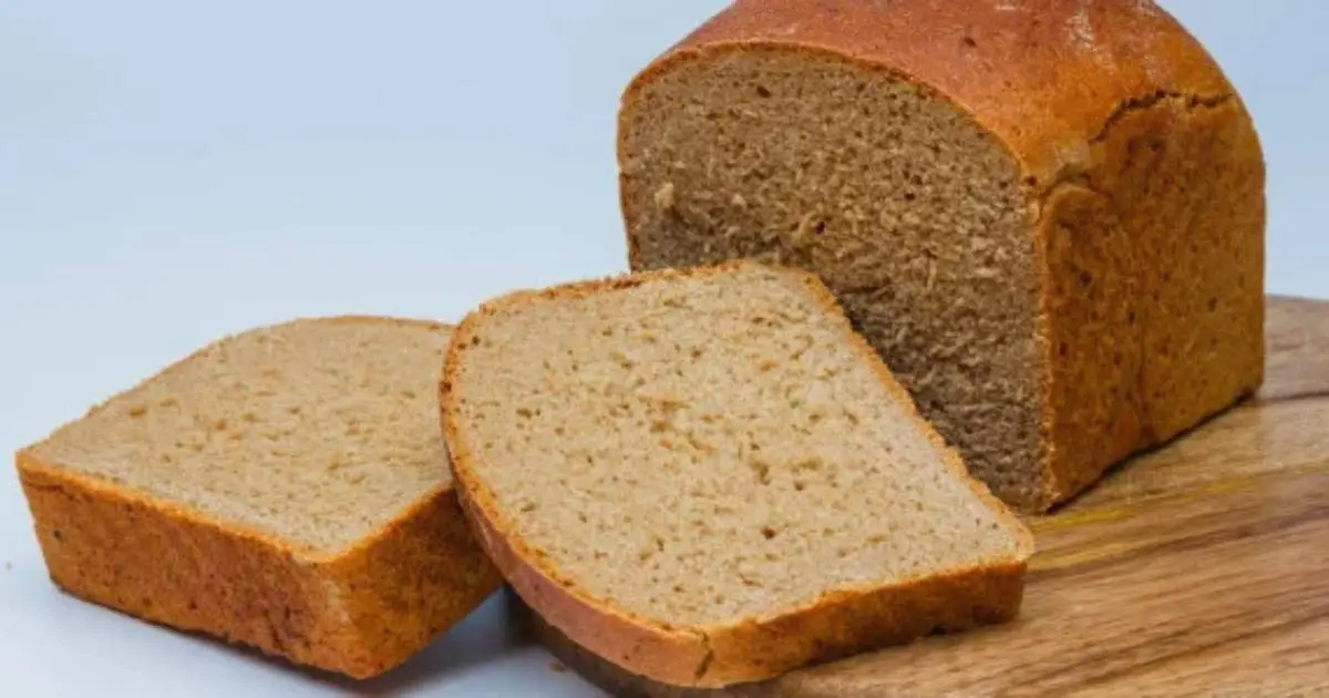 O Pão Integral Fofinho Sem Leite e Sem Ovos é simples, saudável e perfeito para...