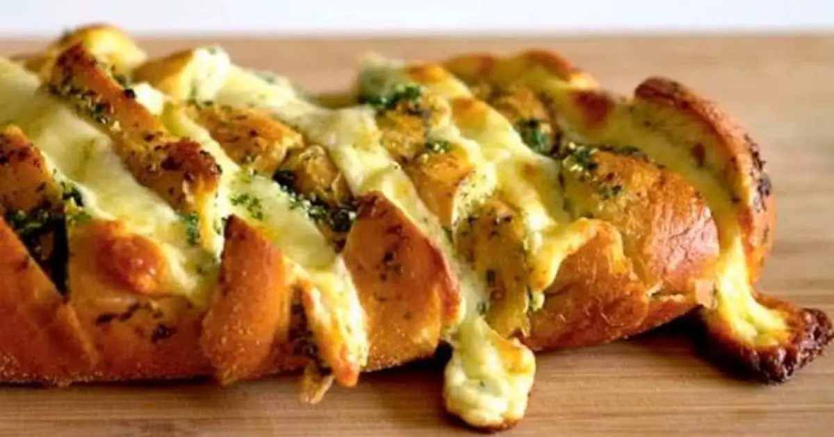 Pão de Alho com Queijo na Churrasqueira ou Forno é crocante, cremoso e perfeito para...