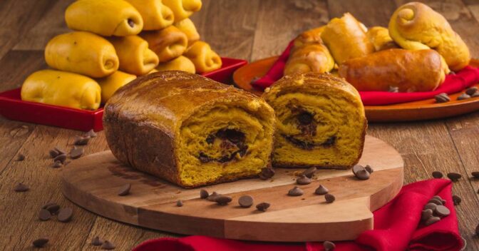Pães: Pão de Cenoura Fofinho Recheado com Chocolate