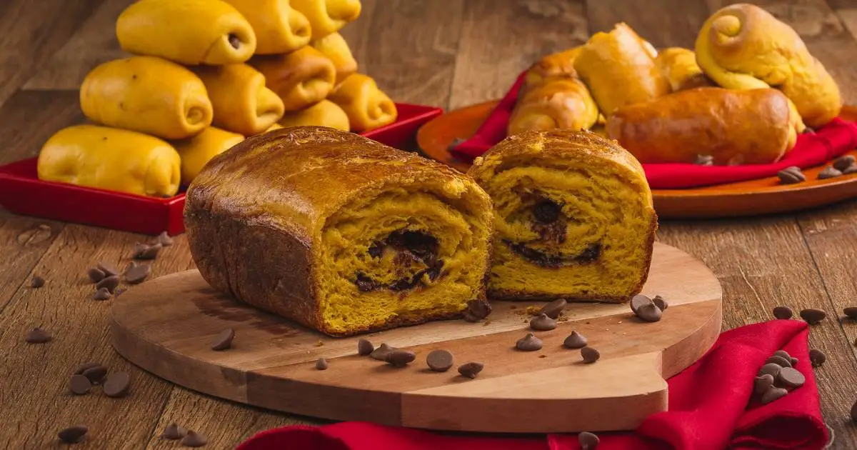 Pão de Cenoura Fofinho Recheado com Chocolate é a receita perfeita para o lanche da...