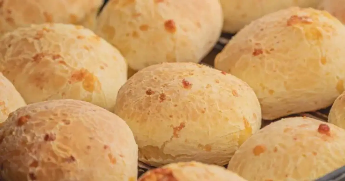 O Pão de Queijo de Liquidificador Prático e Rápido é ideal para um café da...
