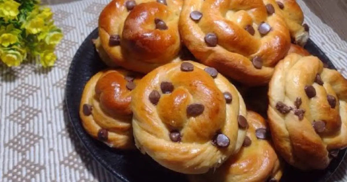 O Pãozinho Caseiro com Gotas de Chocolate é perfeito para o lanche da tarde, com...