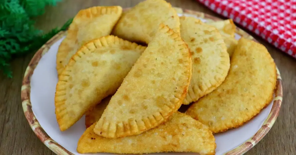 Receita econômica e fácil de pastel com apenas dois ingredientes....