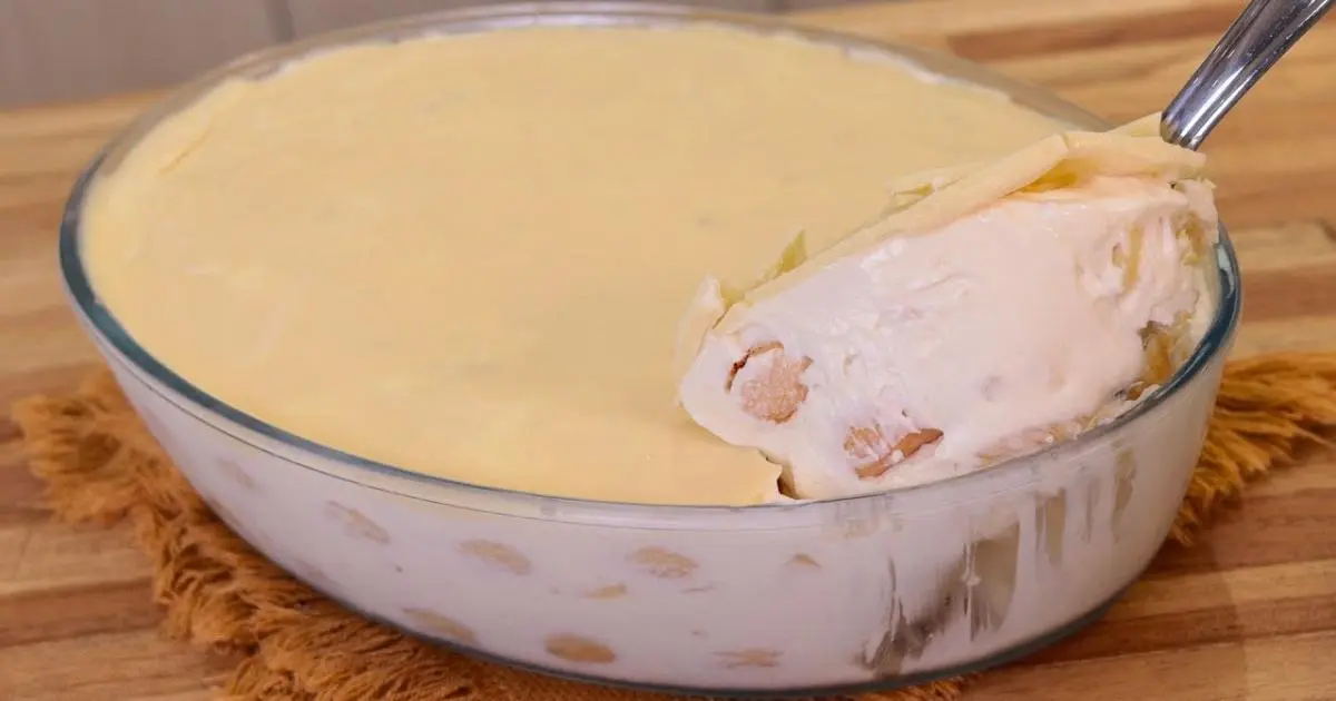 Pavê de abacaxi cremoso com chocolate branco, leve e gelado....