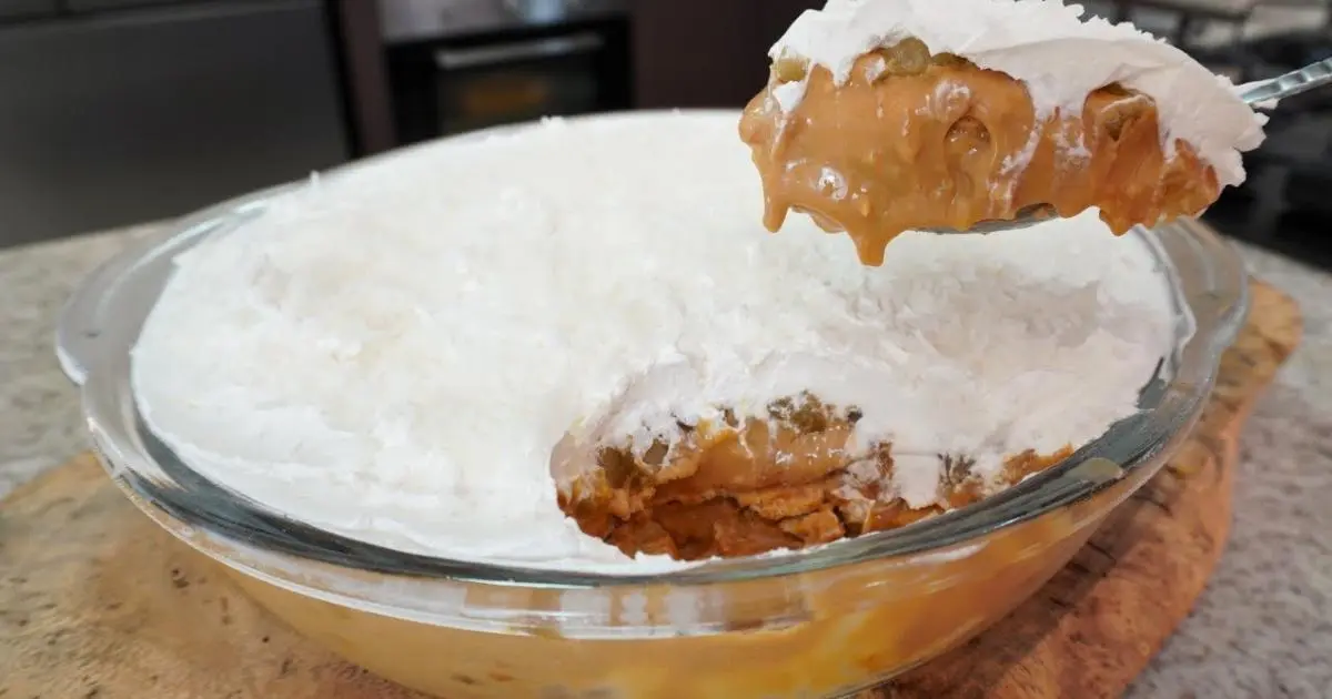 Camadas de creme, abacaxi cozido e chantilly gelado....