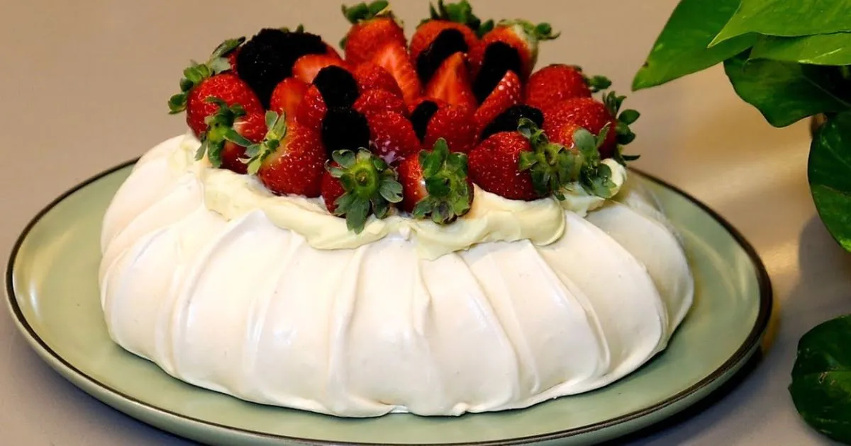 Pavlova perfeita com morangos e amoras frescas...