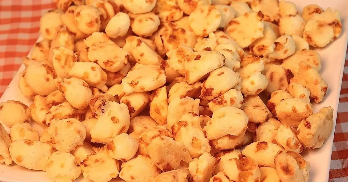 Pipoca de queijo crocante com polvilho, fácil e perfeita pro lanche....