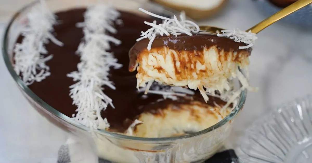 Prestígio gelado de travessa com coco e ganache...