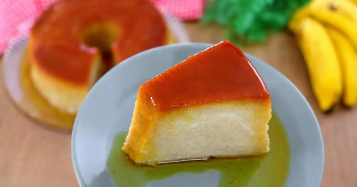 Pudim de banana com farinha de rosca, cremoso e feito com ingredientes simples....