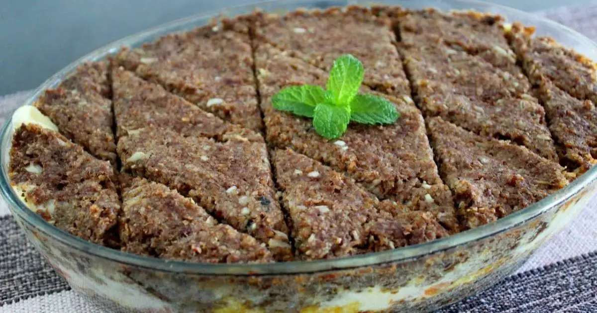 O Quibe Recheado de Forno com Queijo Cremoso é suculento, fácil de fazer e ideal...