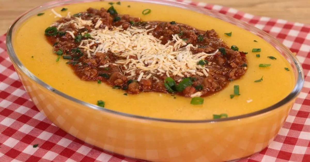 Polenta cremosa com carne moída fácil e pronta em 10 minutos....