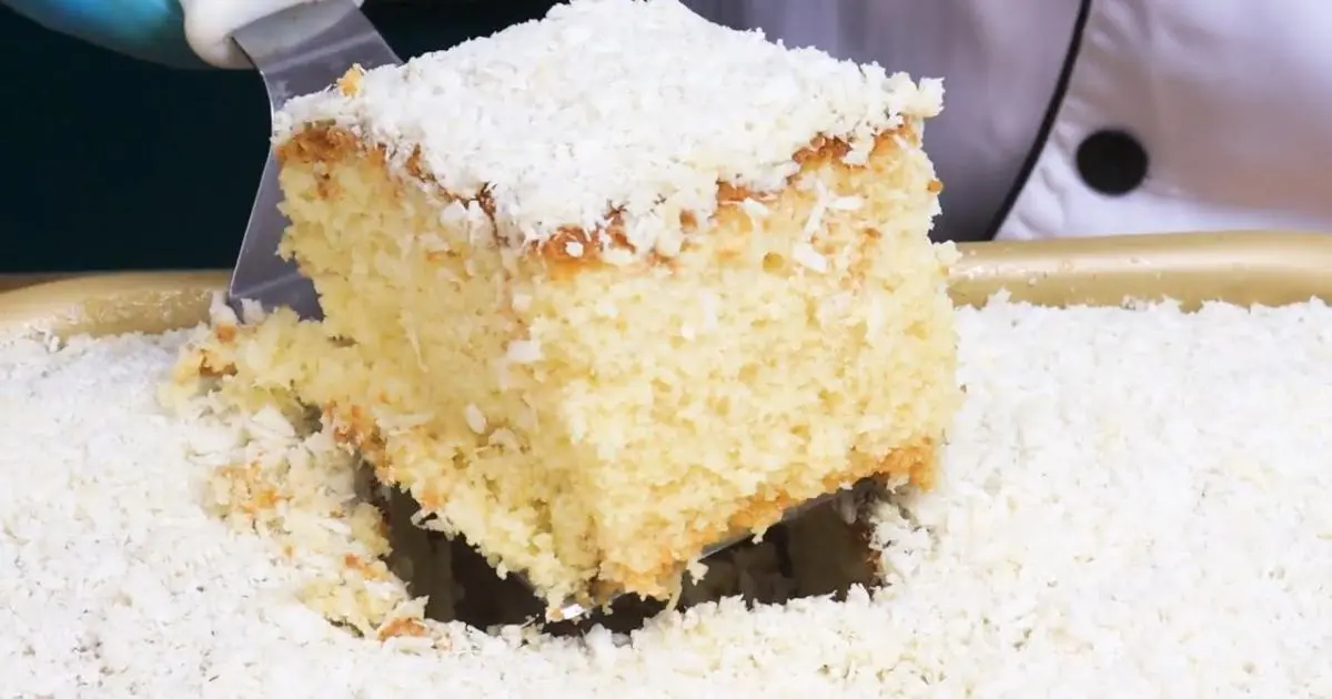 Bolo de coco molhadinho, perfeito para servir gelado....