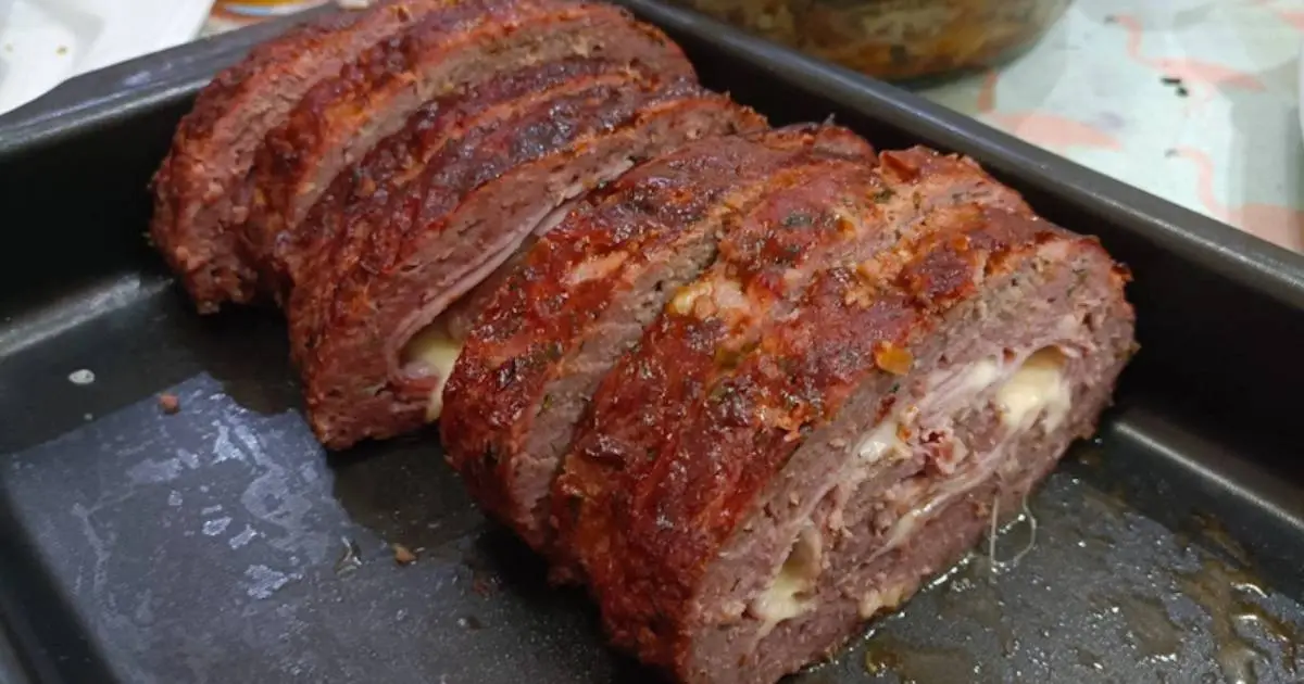 Rocambole de Carne Moída Recheado Presunto e Queijo é uma receita prática e deliciosa para...