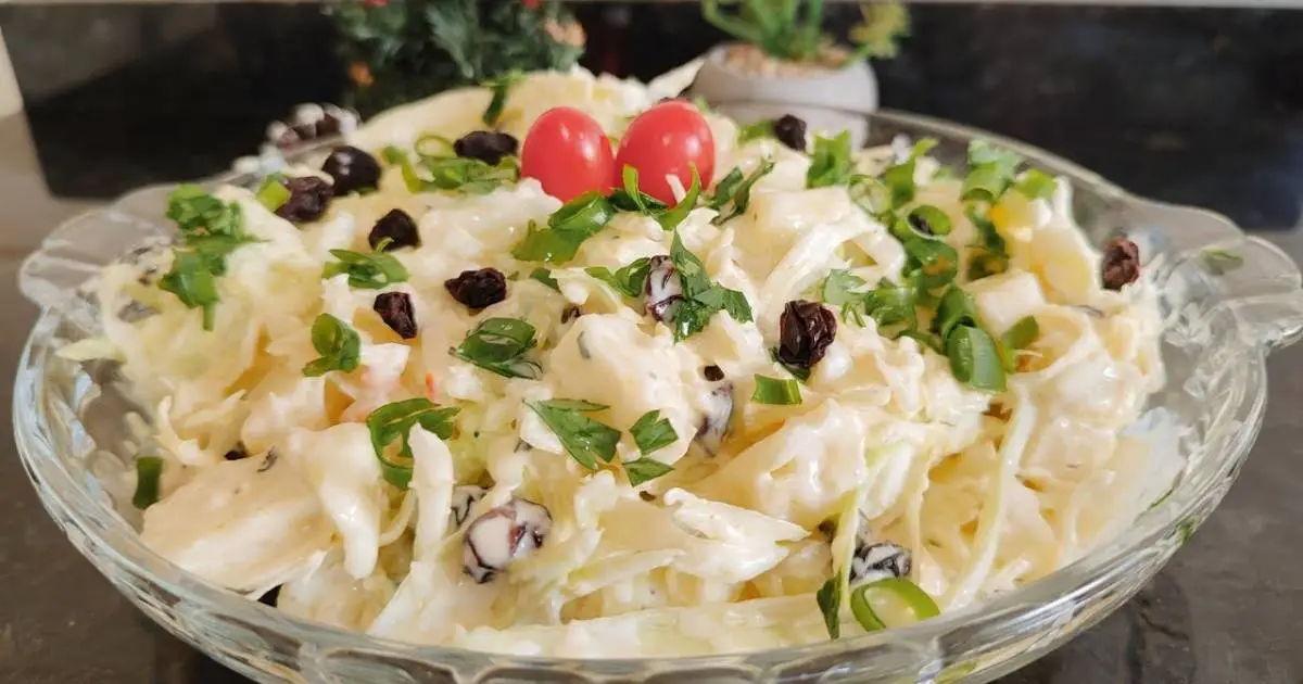 Salada Agridoce de Repolho com Frutas e Bacon é uma receita simples e refrescante. Ideal...