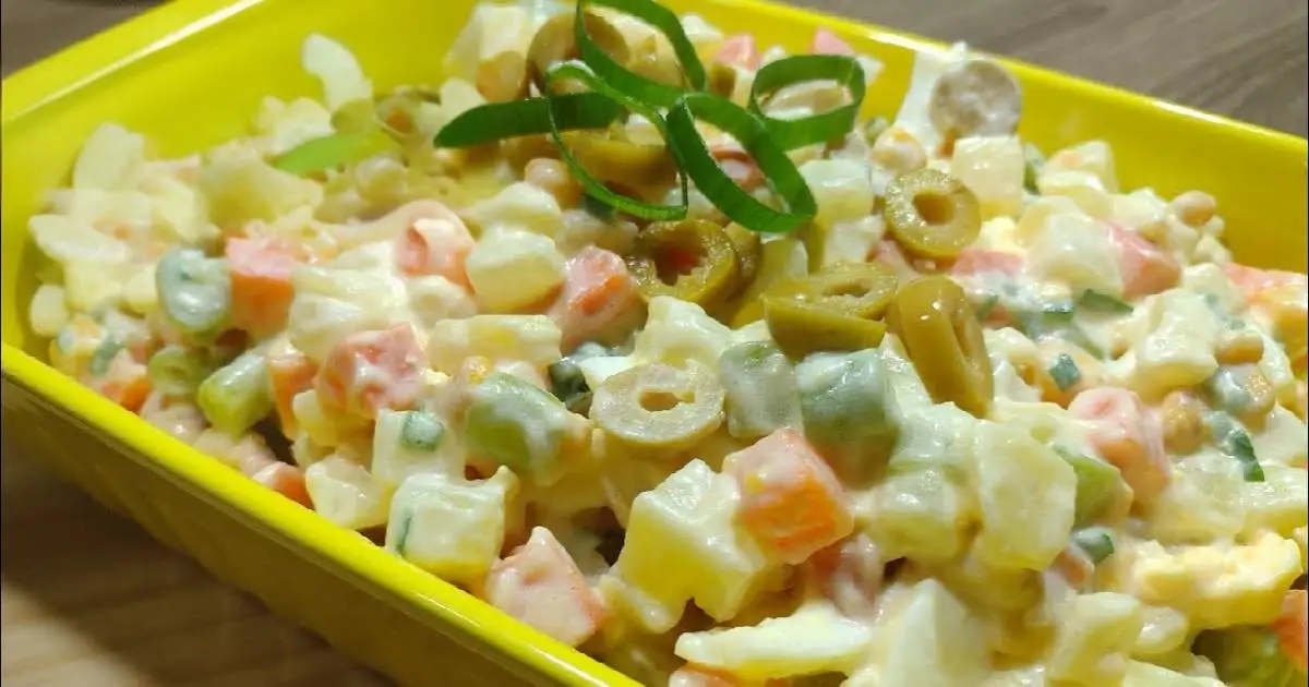 A Salada de Batata com Maionese Simples e Deliciosa é fácil de fazer, perfeita para...