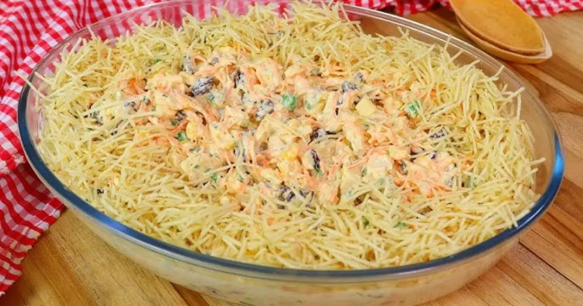 O Salpicão de Frango Festivo Muito Cremoso é perfeito para festas. Receita prática, cheia de...